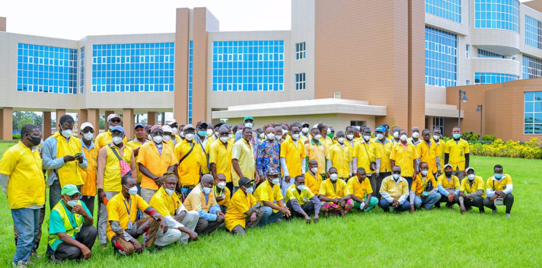 mesure-sociale-zemidjan-benin-nettoyage-gratuit-des-uniformes-de-zemidjan-au-benin-fonfation-kolawole-parfait-adimi